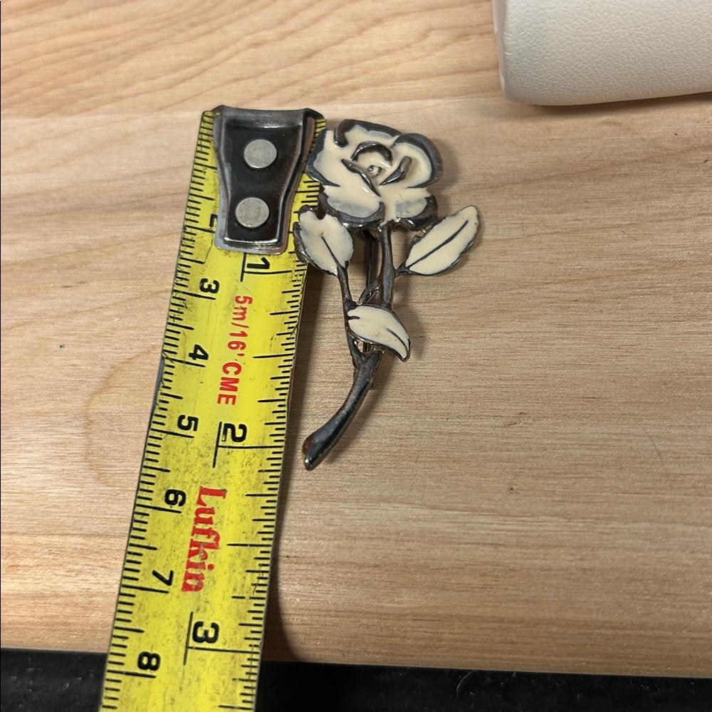 Elegant Silver and Cream Rose Brooch - Picture 3 of 3